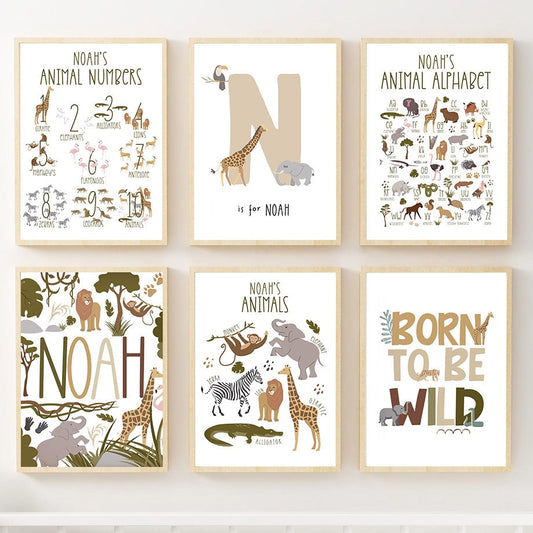 Buntes Poster von justgoodmood mit Dschungeltieren, das Zahlen und das Alphabet für Kinder zeigt. Perfekt für ein personalisiertes Kinderzimmer. Titel: Poster Kinderzimmer Dschungel Tiere I Name Personalisiert.