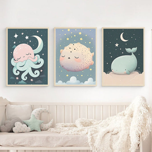 Charming Kinderzimmer Poster von justgoodmood, präsentiert einen schlafenden Oktopus, einen Putzen Kugelfisch und einen Wal, perfekt für die Wandgestaltung im Kinderzimmer.