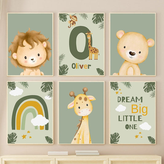 Fröhliche Dschungel-Tier-Poster für das Kinderzimmer von justgoodmood. Bild zeigt tierische Motive wie Löwe, Giraffe und Bär mit personalisiertem Namen.