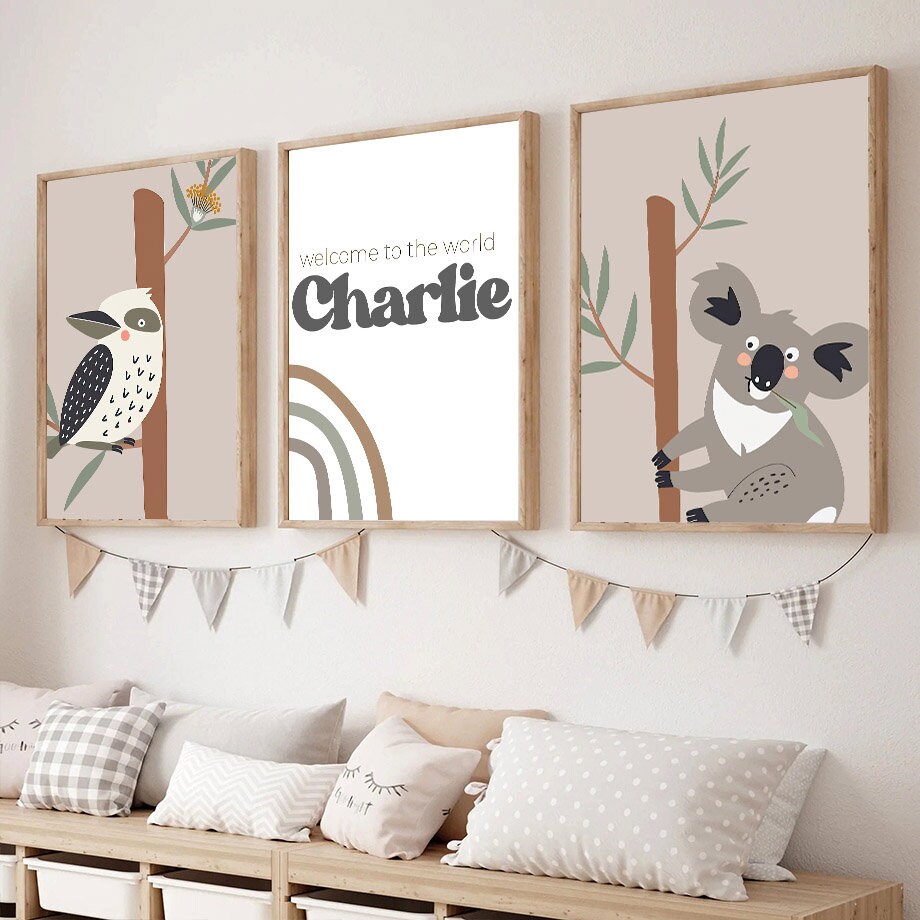 Niedliche Wandkunst für Ihr Kinderzimmer mit einer verspielten Koala-Illustration und farbenfrohen Designs. Ideal für die Dekoration, Kunst von justgoodmood, Titel: Poster Kinderzimmer Tiere Australien.
