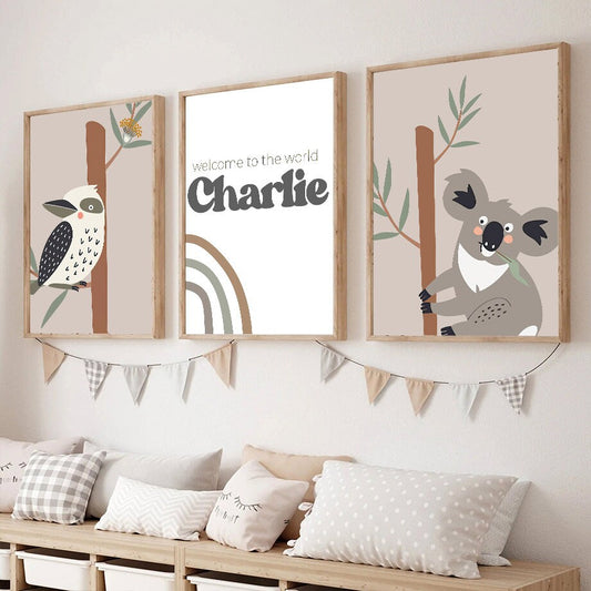 Niedliche Wandkunst für Ihr Kinderzimmer mit einer verspielten Koala-Illustration und farbenfrohen Designs. Ideal für die Dekoration, Kunst von justgoodmood, Titel: Poster Kinderzimmer Tiere Australien.