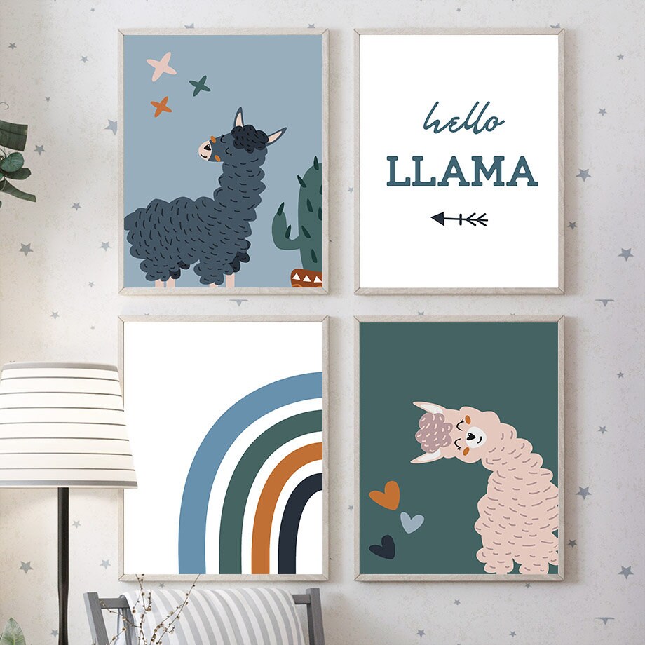 Fröhliches Wandbild von justgoodmood, das ein Alpaka im Cartoon-Stil zeigt, ergänzt durch einen Regenbogen und liebevolle Details, perfekt für die Kinderzimmer-Gestaltung.