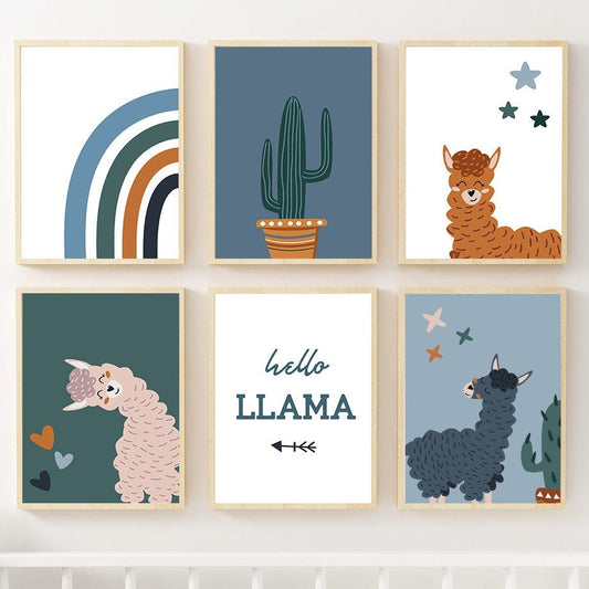 Fröhliche Wandbilder für das Kinderzimmer mit originellen Motiven von justgoodmood. Das Poster zeigt ein farbenfrohes Alpaka, einen Kaktus und einen Regenbogen, ideal für kreative Raumgestaltung und Kinderzimmer Dekoration.
