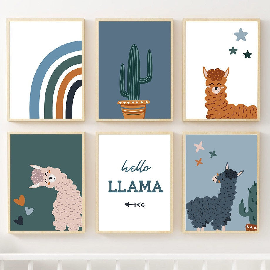Buntes Kinderzimmer Poster von justgoodmood mit Alpaka, Regenbogen, Kaktus und Sternen, ideal für fröhliche Wanddekoration im Kinderzimmer.