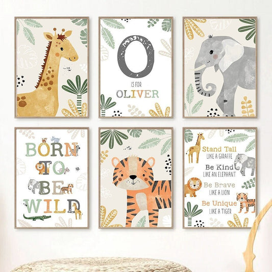 Fröhliches Poster für Kinderzimmer von justgoodmood, zeigt eine Giraffe, einen Elefanten und einen Tiger umgeben von Naturmotiven, personalisiert mit dem Namen Oliver. Ideal für eine kreative Wanddeko.