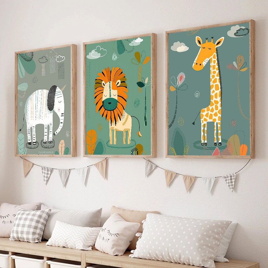 Fröhliche Dschungel-Kunstwerke im Kinderzimmer: Tierposter von justgoodmood, bestehend aus einem Elefanten, einem Löwen und einer Giraffe, die farbenfrohe Akzente setzen.