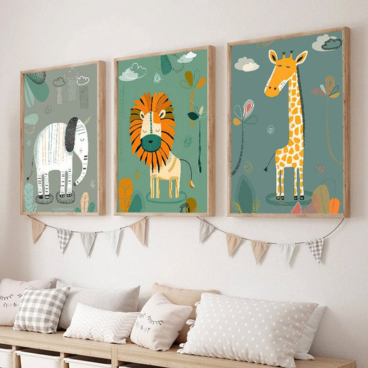 Fröhliche Dschungel-Kunstwerke im Kinderzimmer: Tierposter von justgoodmood, bestehend aus einem Elefanten, einem Löwen und einer Giraffe, die farbenfrohe Akzente setzen.