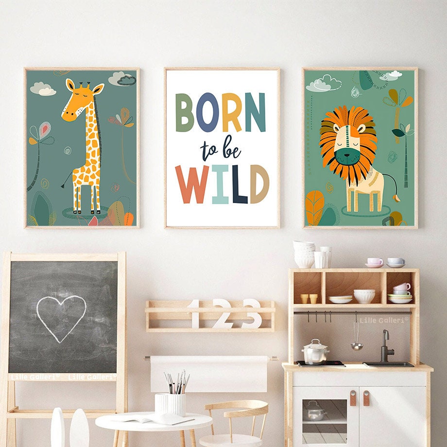 Buntes Kinderzimmer-Dekor: Das Poster "Born to be wild" von justgoodmood, umgeben von einer Giraffe und einem Löwen, bringt lebendige Dschungel-Magie ins Kinderzimmer.