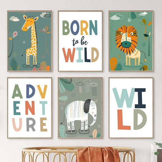 Buntes Poster-Set für das Kinderzimmer von justgoodmood, das das Design "Born to be Wild" präsentiert. Mit Illustrationen von Tieren wie einer Giraffe, einem Löwen und einem Elefanten, kombiniert mit den Wörtern "Adventure" und "Wild" für eine fröhliche Dschungelatmosphäre.