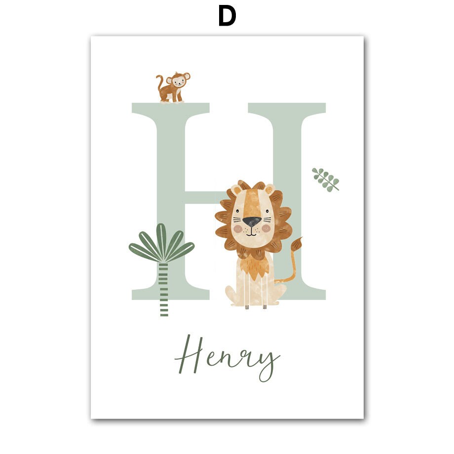 Kreatives Poster mit einem freundlichen Löwen und einem kleinen Affen, kombiniert mit dem Namen 'Henry' und plantastischen grünen Details. Eine tolle Wahl für Kinderzimmer-Dekoration von justgoodmood - Poster Kinderzimmer Dschungel Tiere I Name Personalisiert I Kinderzimmer Bilder I Wand Deko.