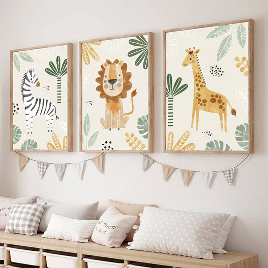 Wunderschönes Poster mit Dschungel-Tieren für Kinderzimmer, bestehend aus einem Zebra, Löwen und einer Giraffe, von justgoodmood. Perfekte Wanddeko für eine fröhliche Atmosphäre!