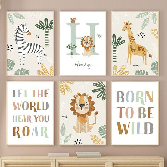 Vielseitiges Poster für Kinderzimmer mit einem Zebra, einem Löwen und einer Giraffe, personalisiert mit dem Namen 'Henry', ideal für Kinderzimmer Dekoration von justgoodmood.