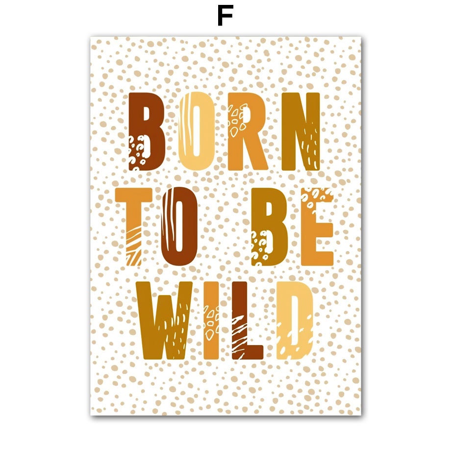 Stilvolles Poster von justgoodmood mit dem Schriftzug "Born to be Wild" in bunten Buchstaben, ideal für die kreative Kinderzimmergestaltung.