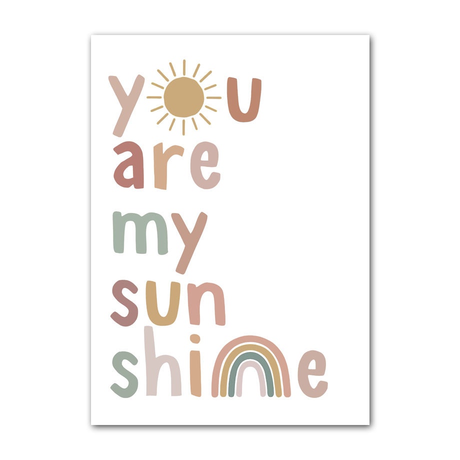 Buntes Wandbild mit dem motivierenden Spruch "you are my sunshine", ideal für die Kinderzimmergestaltung von justgoodmood - Poster Kinderzimmer Alpaka Regenbogen Kaktus Zeichentrick.
