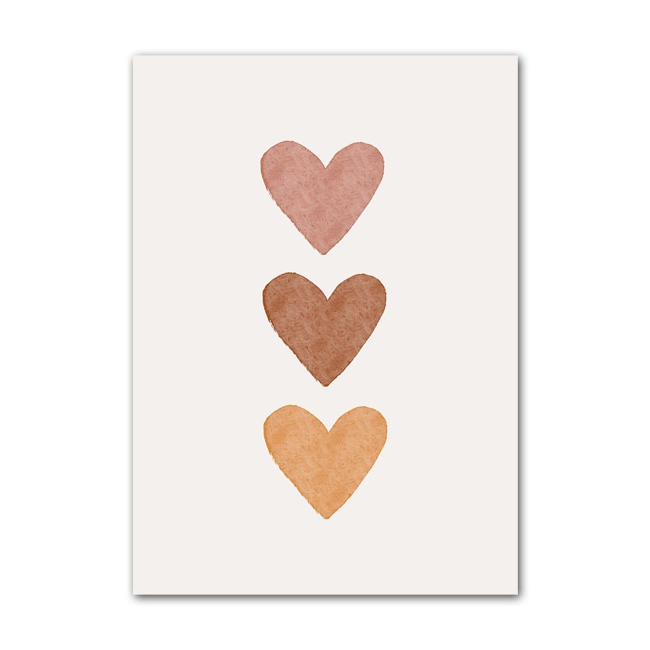 Fröhliches Poster mit drei herzförmigen Zeichnungen in verschiedenen Farben, perfekt für das Kinderzimmer; von justgoodmood, Poster Kinderzimmer Alpaka Regenbogen Kaktus Zeichentrick.