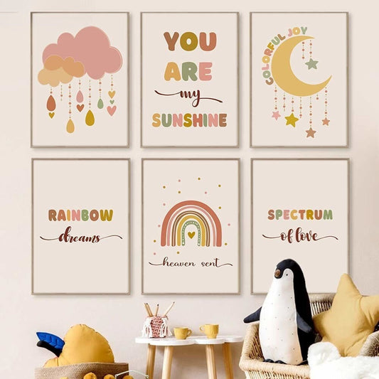 Frohes Kinderzimmer Poster von justgoodmood mit bunten Wolken, Regenbogen und inspirierenden Sprüchen zur Wanddeko für Babyzimmer.