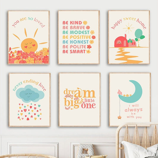 Fröhliche Wandkunst für Kinderzimmer von justgoodmood: bunte Poster mit positiven Sprüchen und fröhlichen Illustrationen wie Sonne, Wolken und Häuser, ideal für die Dekoration von Kinderzimmer und Babyzimmer.