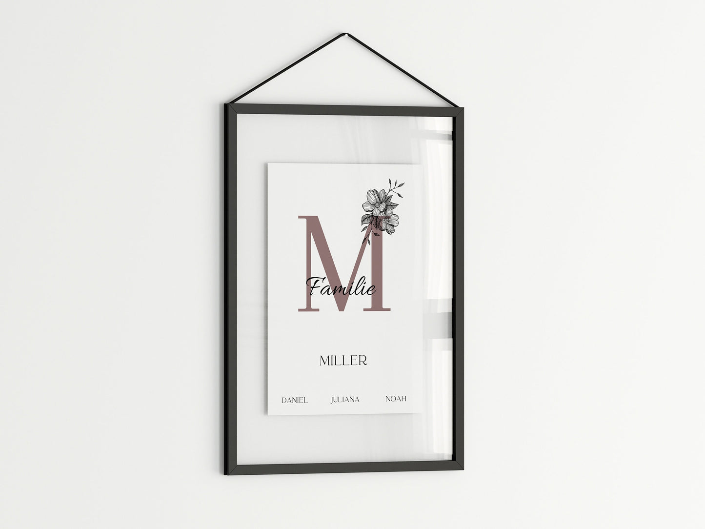 Elegantes Familienposter von justgoodmood mit dem Titel 'Poster Familie Personalisiert Namen'. In einem minimalistischen Rahmen präsentiert, perfekt für jedes Zuhause.