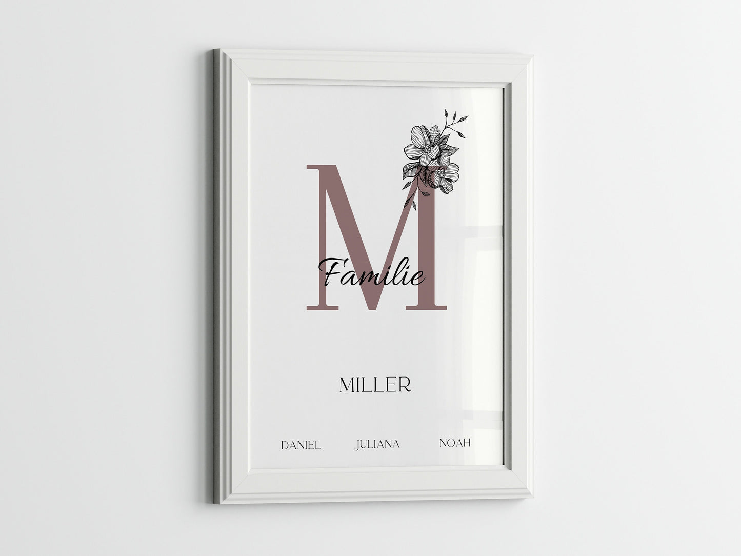 Wunderschönes personalisiertes Familienposter von justgoodmood, betitelt 'Poster Familie Personalisiert Namen'. Im eleganten weißen Rahmen, ein ideales Wohnaccessoire.