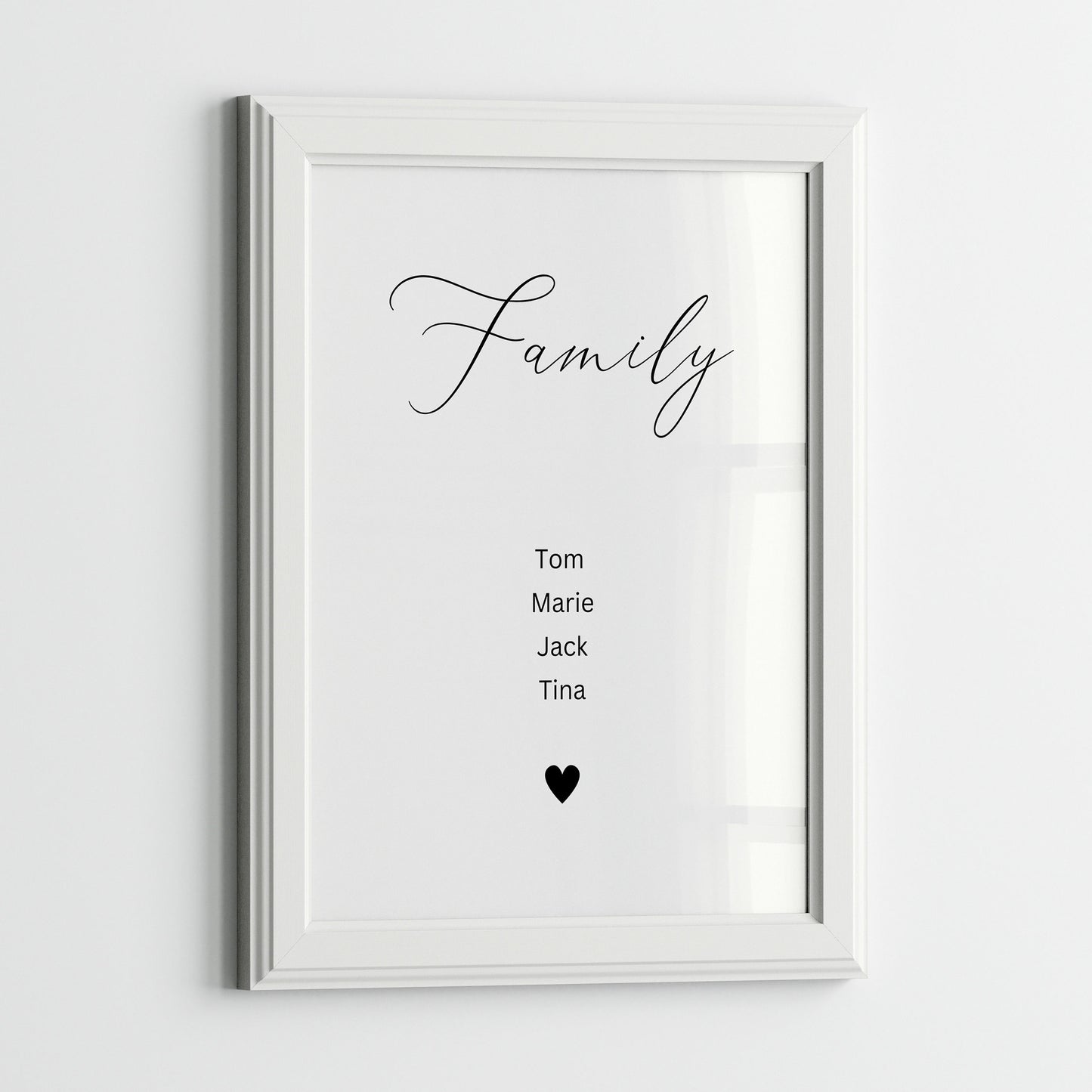 Stilvolles Familienposter mit den Namen Tom, Marie, Jack und Tina in einem weißen Rahmen, tolles Familiengeschenk von justgoodmood.