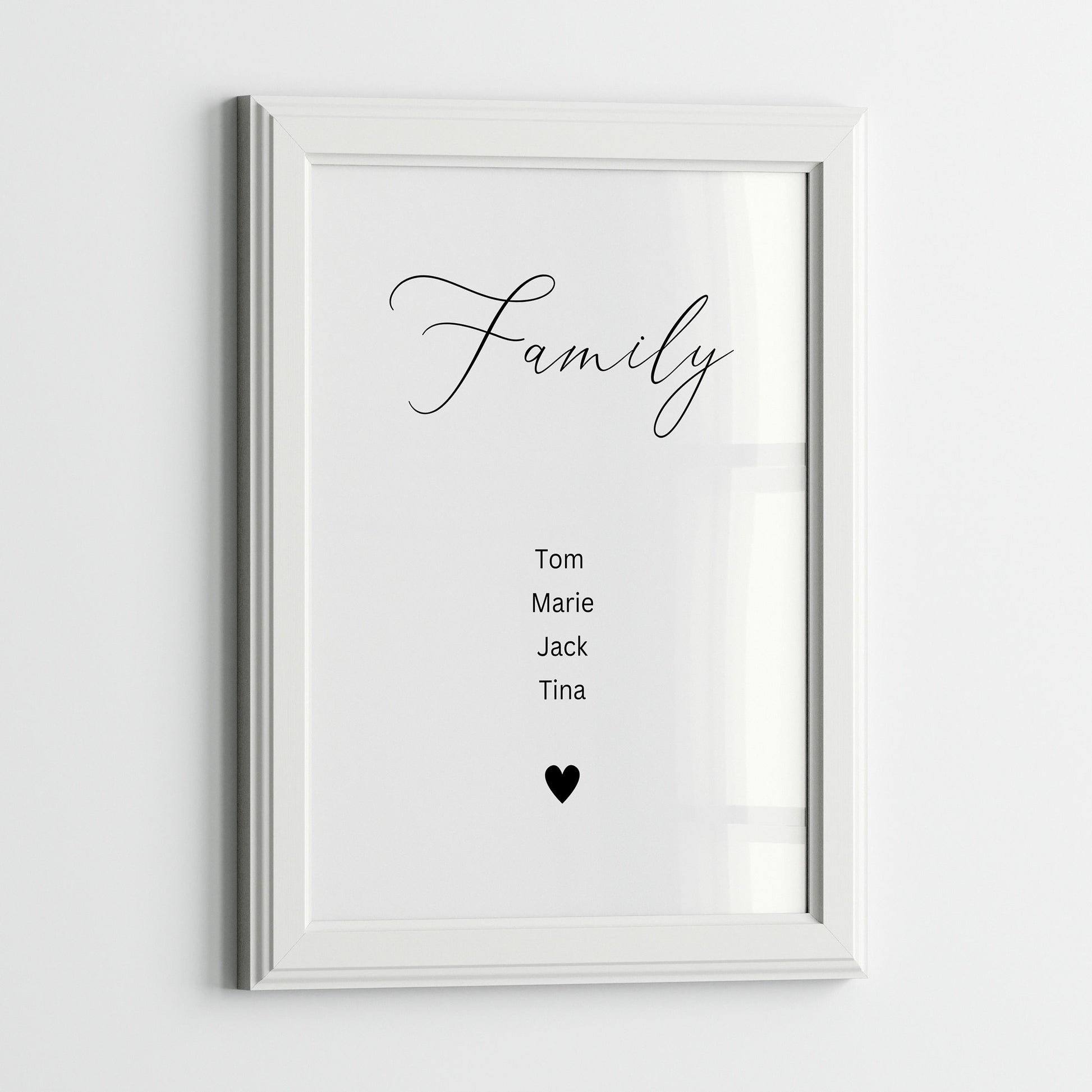 Stilvolles Familienposter mit den Namen Tom, Marie, Jack und Tina in einem weißen Rahmen, tolles Familiengeschenk von justgoodmood.