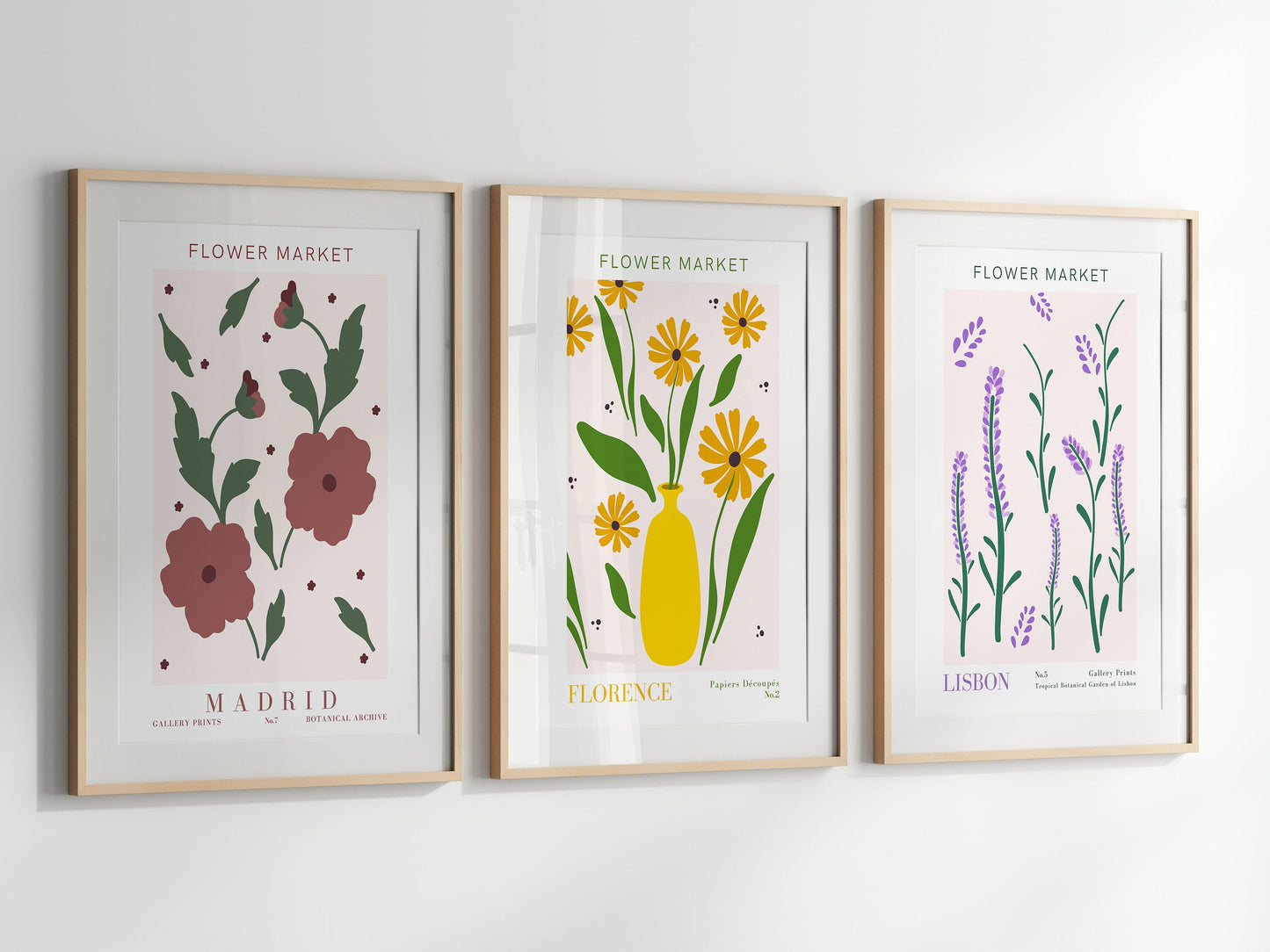 Elegante Wanddarstellung mit drei Kunstwerken aus dem 'Blumen Markt' Poster Set von justgoodmood. Perfekte botanische Motive für jeden Raum. Sofort digitaler Download.
