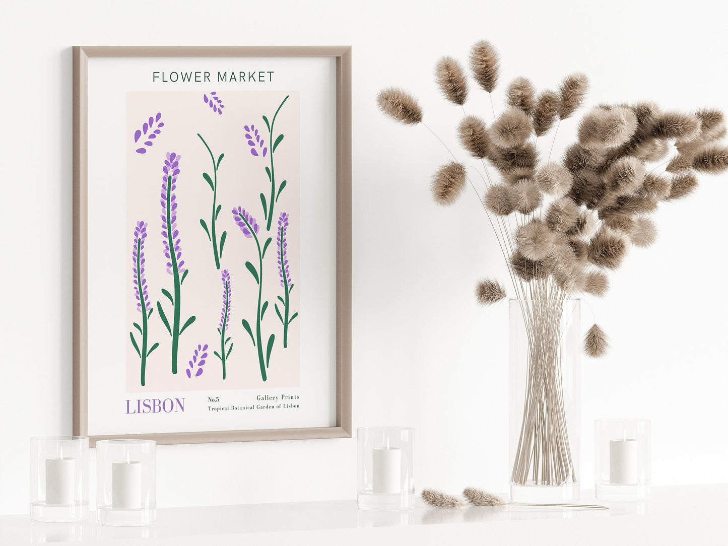 Lila Blumenposter aus dem Set 'Blumen Markt' von justgoodmood. Ideal für eine fröhliche Atmosphäre in jedem Raum.