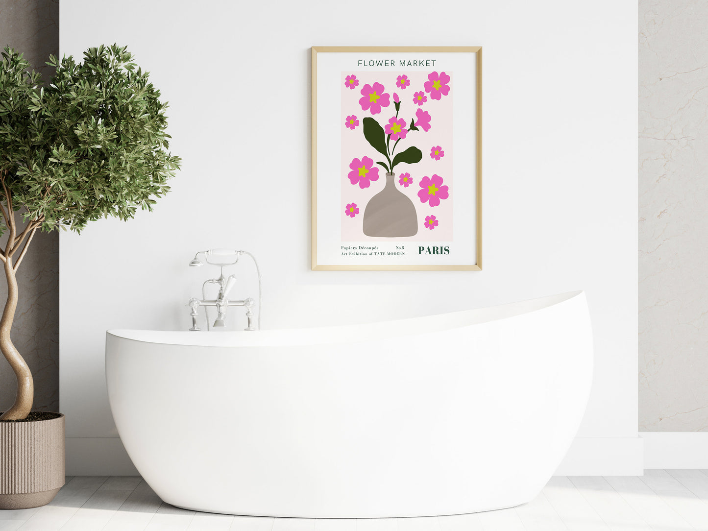 Entspannendes Badezimmer mit einem bunten Blumenposter aus dem Set 'Blumen Markt' von justgoodmood. Bringt frische Farben in den Raum.