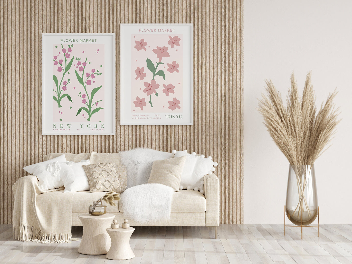 Gemütliches Wohnzimmer mit zwei schönen Blumenpostern aus dem Set 'Blumen Markt' von justgoodmood. Schafft eine einladende und kreative Atmosphäre.