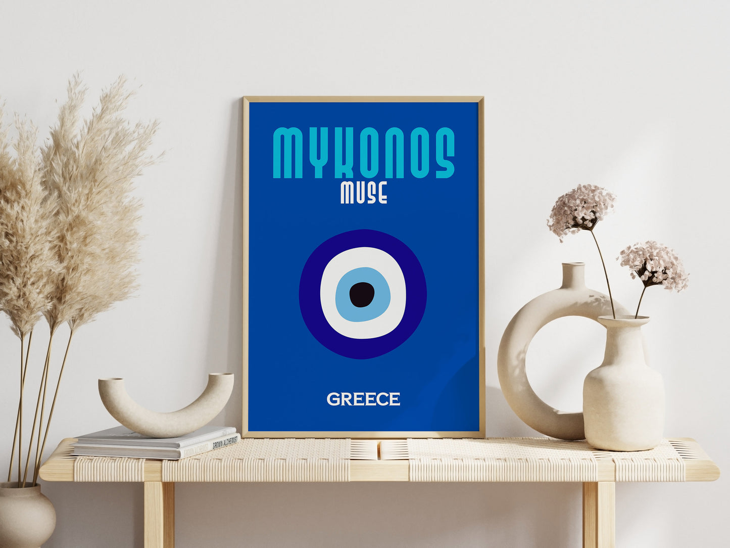 Das Mykonos Reisposter von justgoodmood, präsentiert in einer modernen, stilvollen Umgebung, perfekt für fröhliche Raumgestaltung.