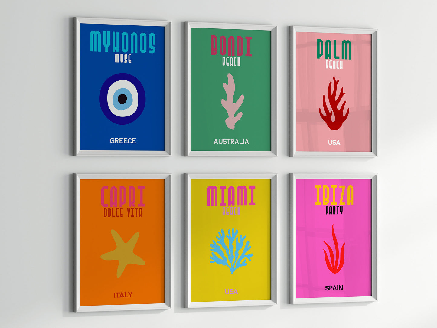 Stilvolles Arrangement der bunten Reisposter von justgoodmood, gezeigt in einem eleganten Rahmen, ideal für jedes Zuhause.