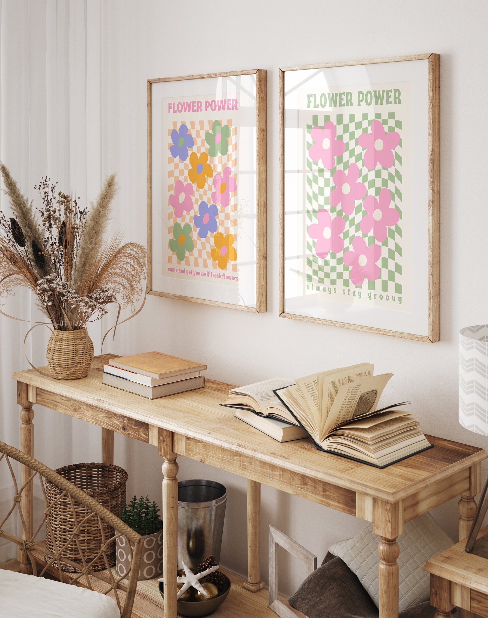 Ein stilvolles Sideboard mit Dekoartikeln und den charmanten Postern "Flower Market Blumen" von Justgoodmood, die kreative Akzente in der Raumgestaltung setzen.