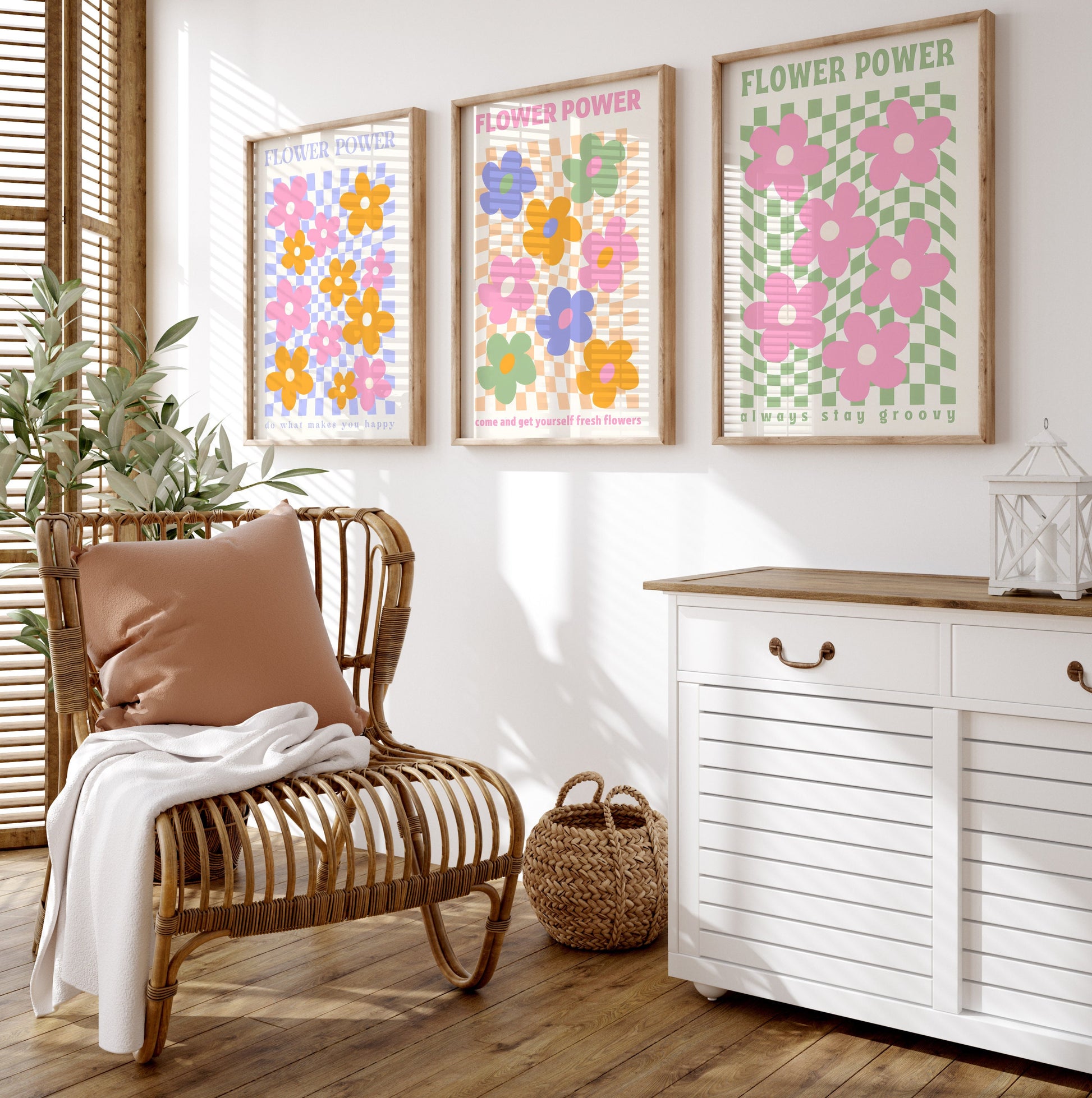 Fröhliches Wohnambiente mit dem Poster "Flower Market Blumen" von justgoodmood, das blühende Blumen in sanften Farben zeigt und jedem Raum einen eleganten Touch verleiht.