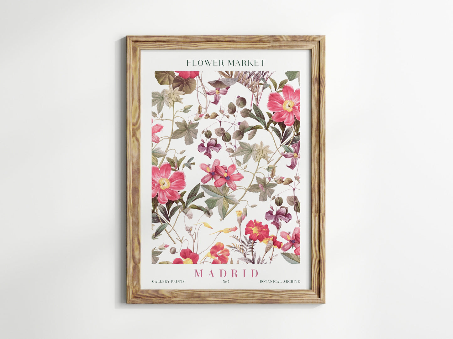Wunderschöner Kunstdruck von justgoodmood, 'Flower Market Blumen V2'. Lebendige pinke Blumen in einem eleganten Rahmen, gut geeignet für jede Küche.