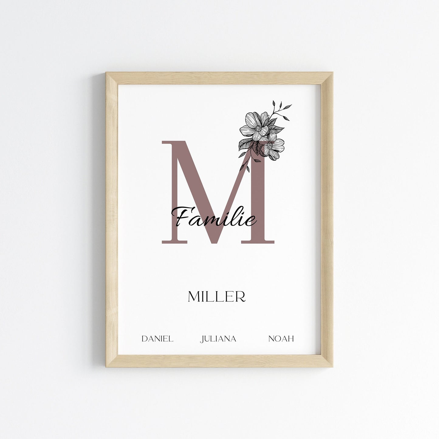 Personalisiertes Familienposter von justgoodmood mit dem Titel 'Poster Familie Personalisiert Namen'. Stilvolle Wanddeko für Wohnzimmer oder Schlafzimmer, eingerahmt und mit floralen Elementen.