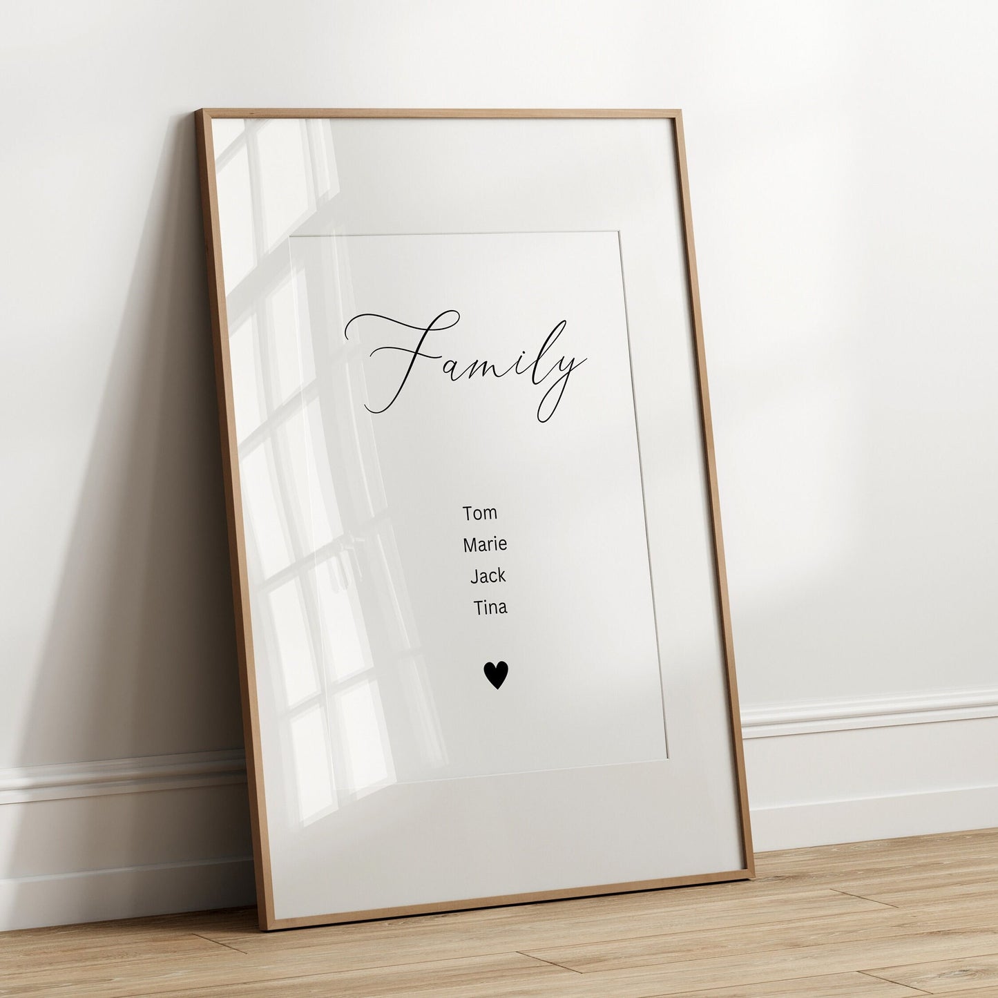 Elegantes Familienposter mit den Namen Tom, Marie, Jack und Tina in einem modernen Rahmen, ideale Wandkunst von justgoodmood.