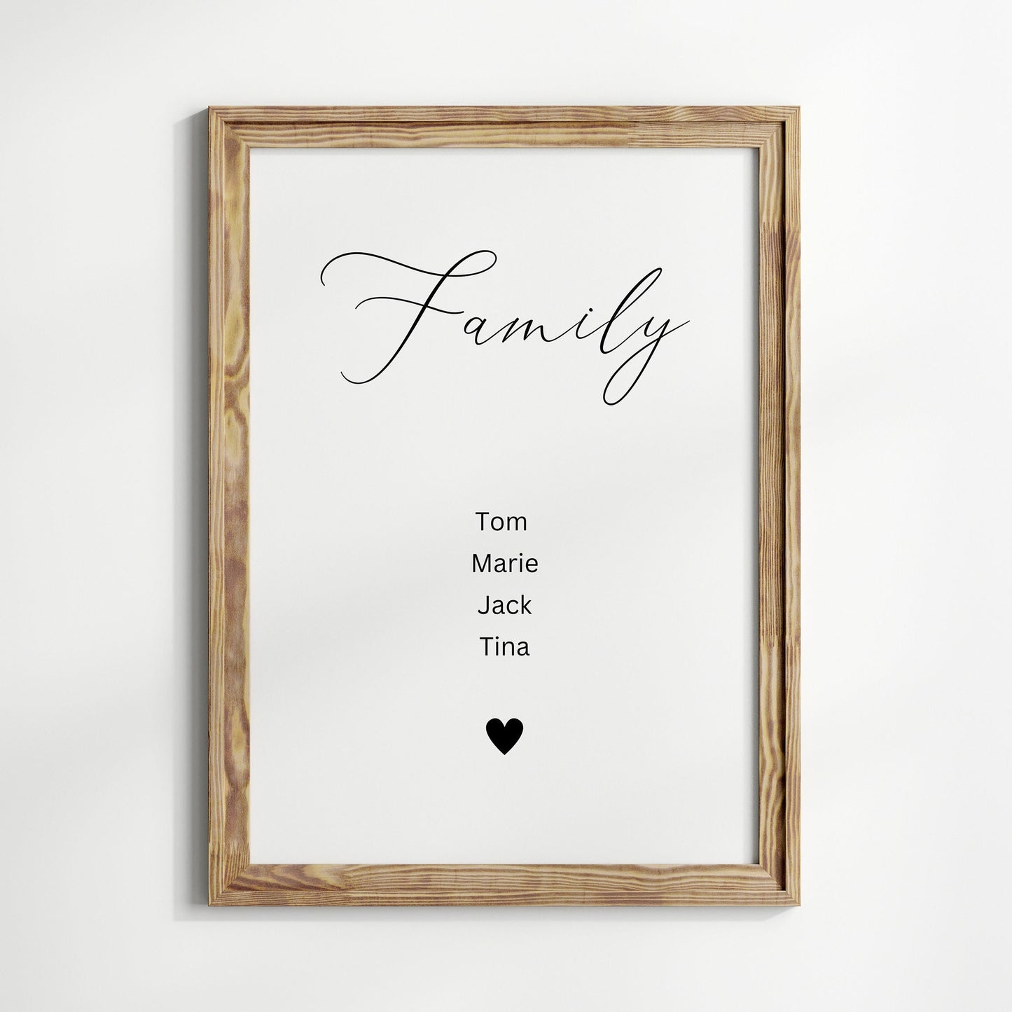 Schönes personalisiertes Familienposter mit den Namen Tom, Marie, Jack und Tina im Holzrahmen, kreative Wanddeko von justgoodmood.