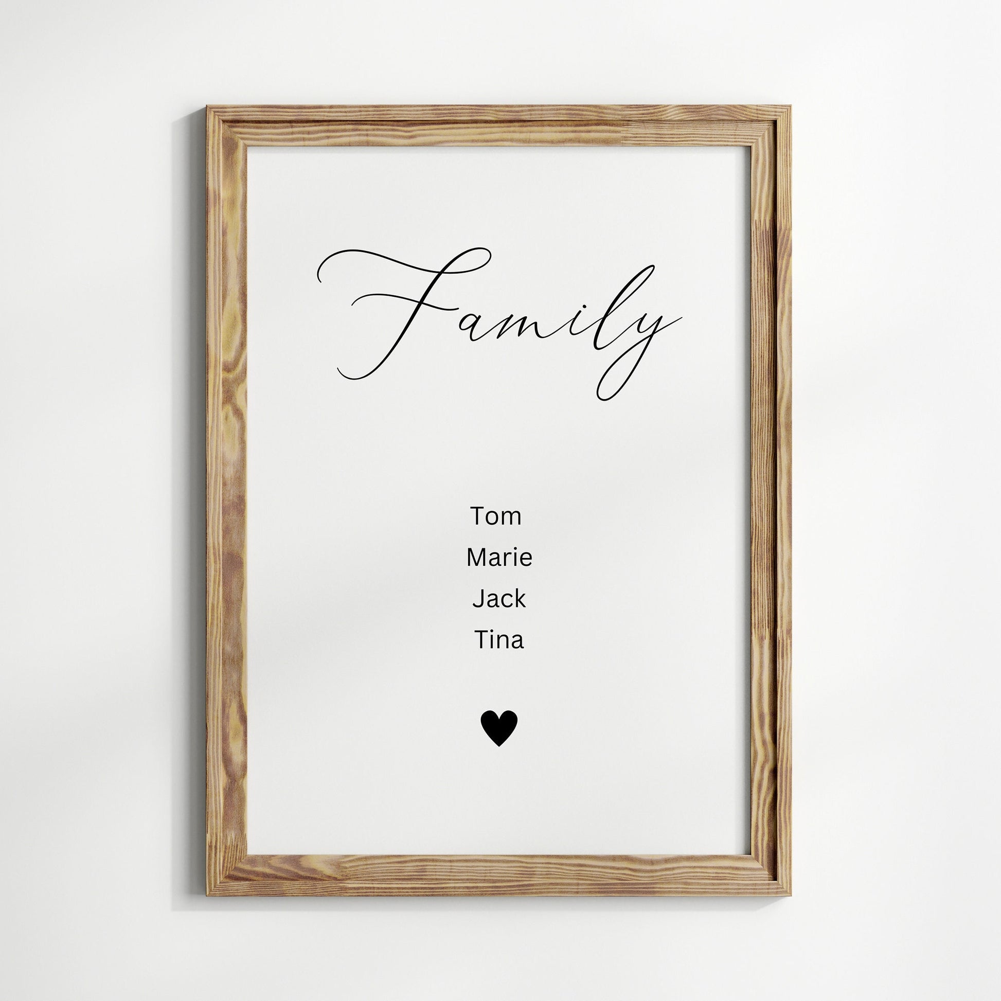 Schönes personalisiertes Familienposter mit den Namen Tom, Marie, Jack und Tina im Holzrahmen, kreative Wanddeko von justgoodmood.