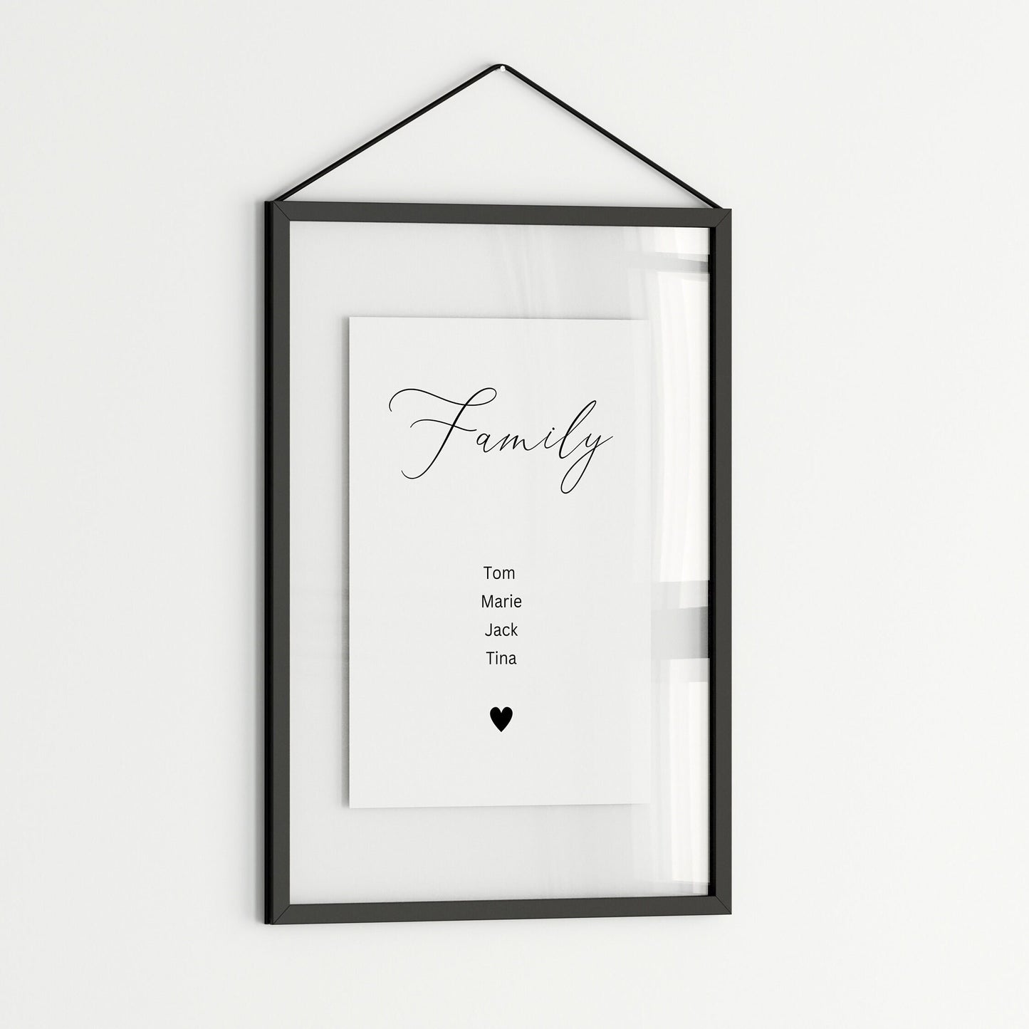 Modernes Familienposter mit den Namen Tom, Marie, Jack und Tina in einem schicken schwarzen Rahmen, ideales Kunstwerk für jedes Zuhause von justgoodmood.