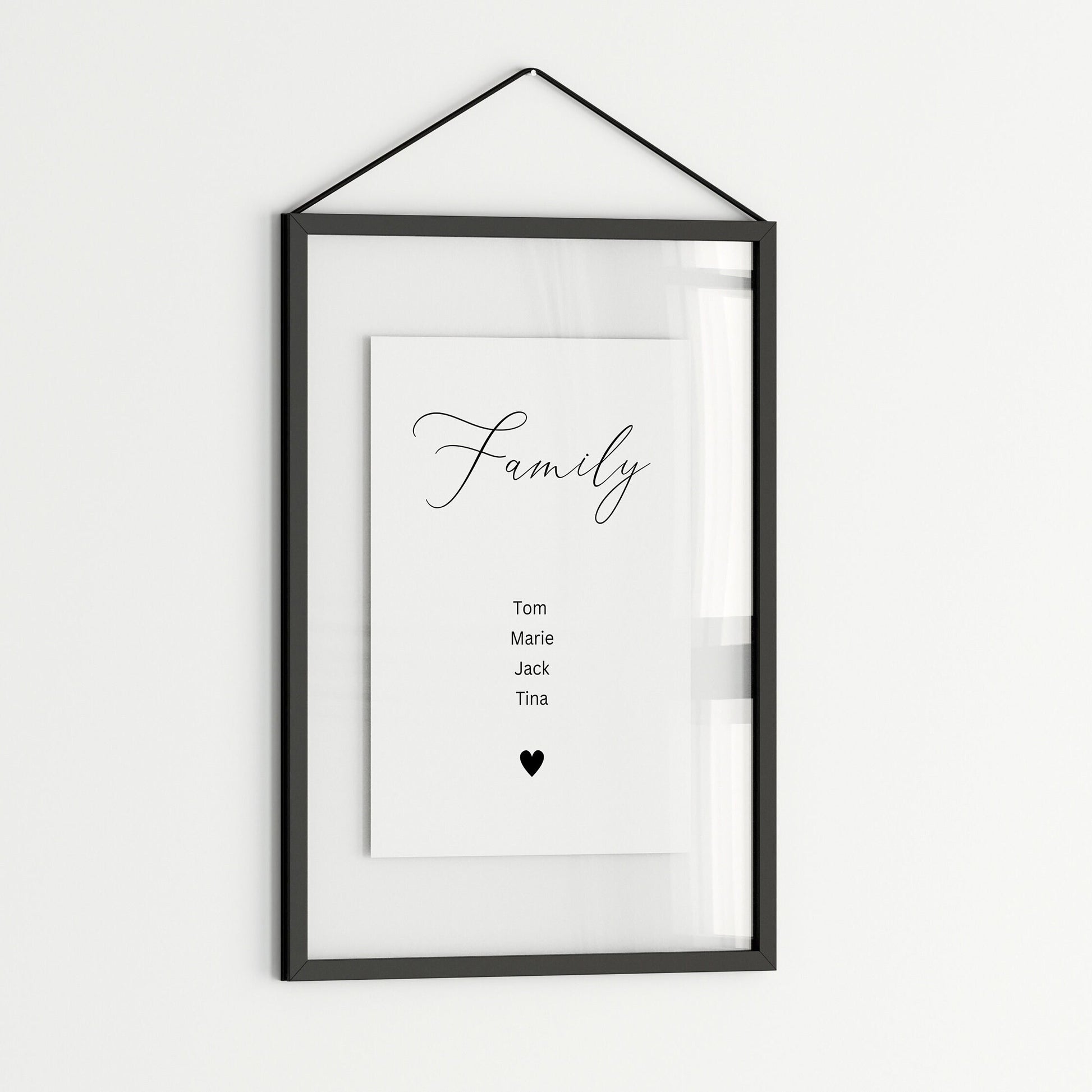 Modernes Familienposter mit den Namen Tom, Marie, Jack und Tina in einem schicken schwarzen Rahmen, ideales Kunstwerk für jedes Zuhause von justgoodmood.