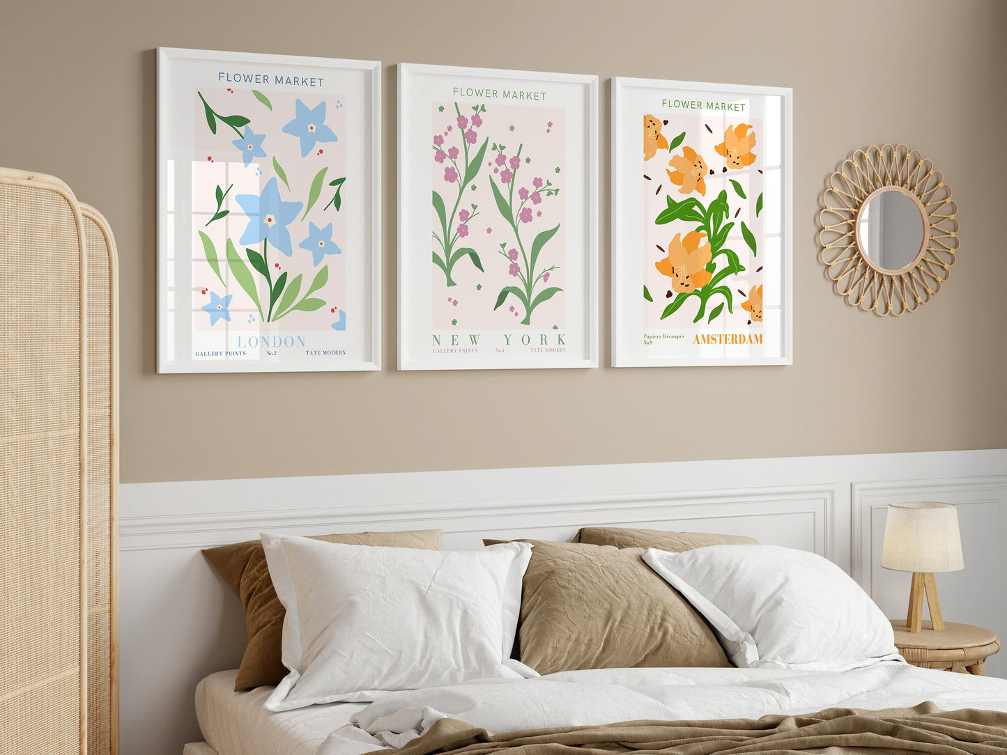 Drei blühende Poster aus dem Set 'Blumen Markt' von justgoodmood, die zusammen eine lebendige Wanddekoration im Schlafzimmer schaffen.