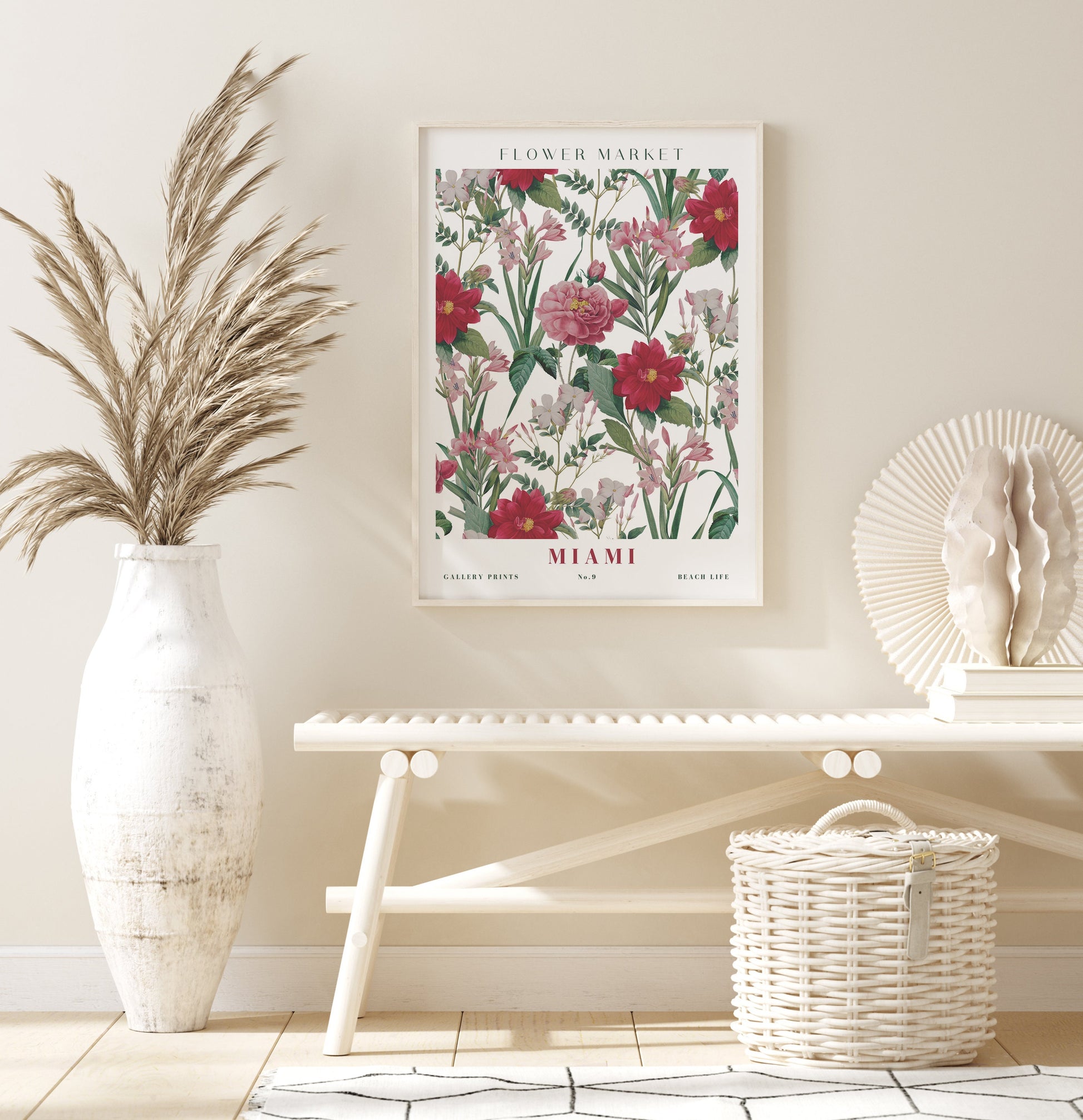 Lebhaftes Wandbild Poster Flower Market Blumen Edition V3 von justgoodmood, perfekt in einem eleganten Wohnambiente mit einer hellen Holzbank, einer Blumenvase und weiteren stilvollen Dekorationselementen.