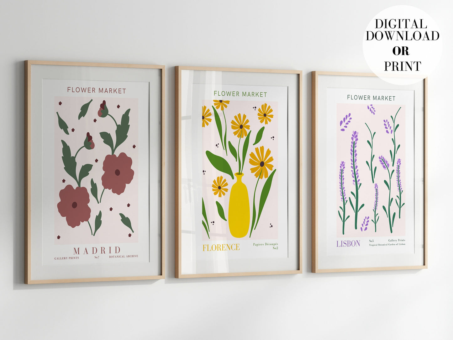 Drei bunte Poster im Vintage-Stil mit dem Titel 'Blumen Markt', gestaltet von justgoodmood. Jedes Poster zeigt verschiedene florale Motive aus Madrid, Florenz und Lissabon, ideal für die Wanddekoration im Wohnzimmer oder Schlafzimmer.
