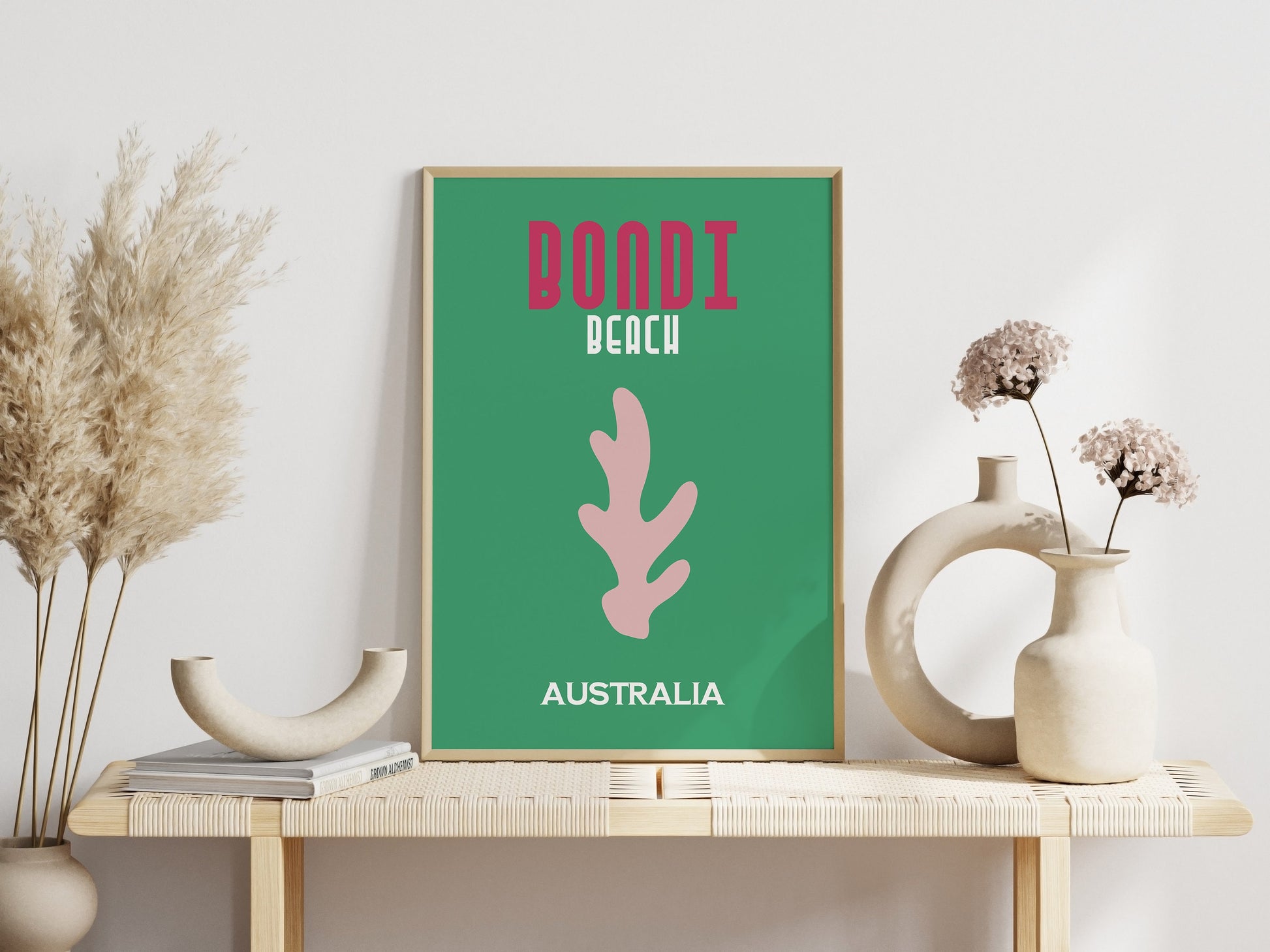 Bunte Reise Druckposter von justgoodmood im Reise Druck 6er Set, Darstellung von Bondi Beach Australien in lebendigen Farben.
