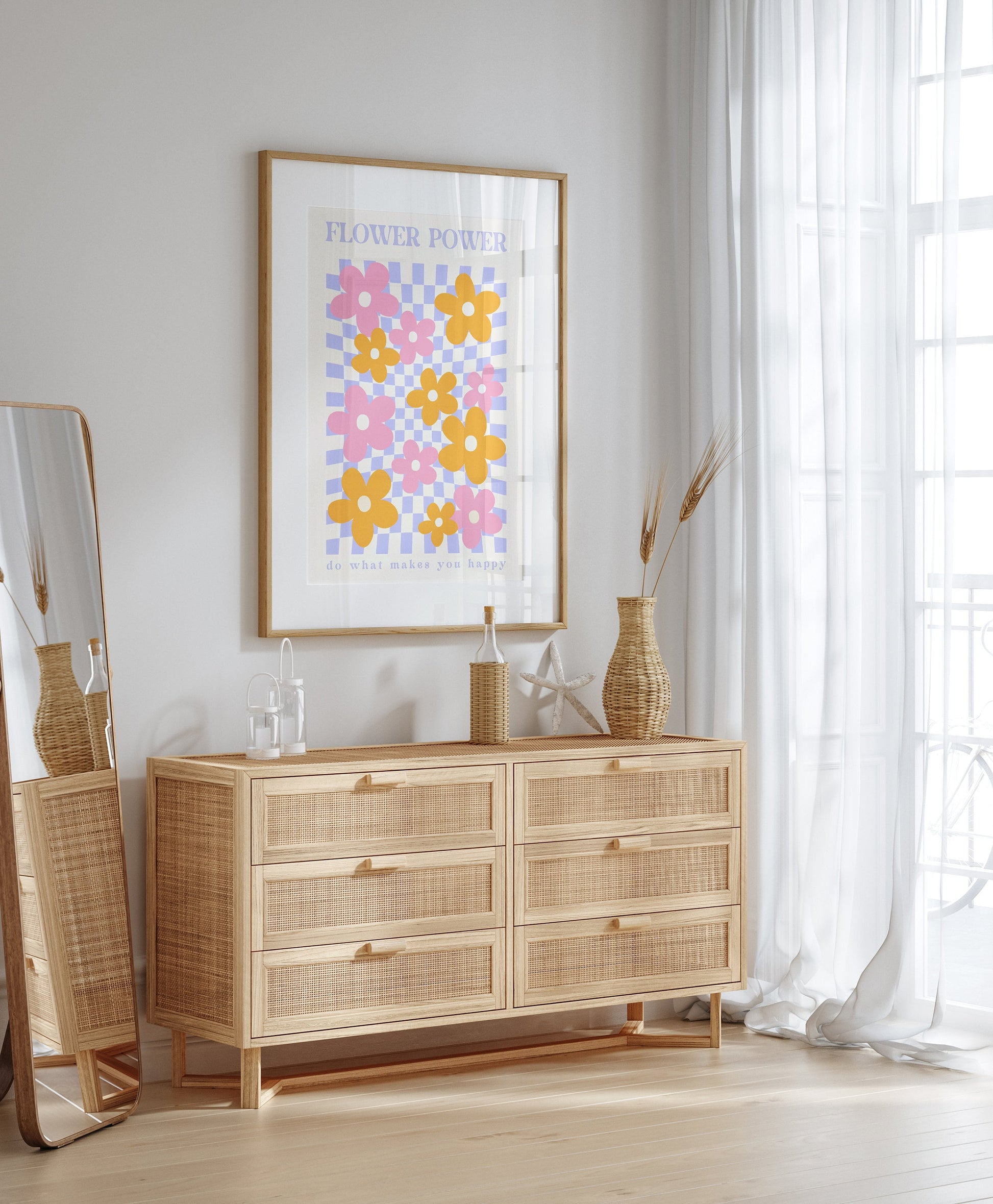 Ein modernes Schlafzimmer mit vintage-inspirierter Einrichtung und dem Poster "Flower Market Blumen" von Justgoodmood, das für ein freshe und einladende Atmosphäre sorgt.