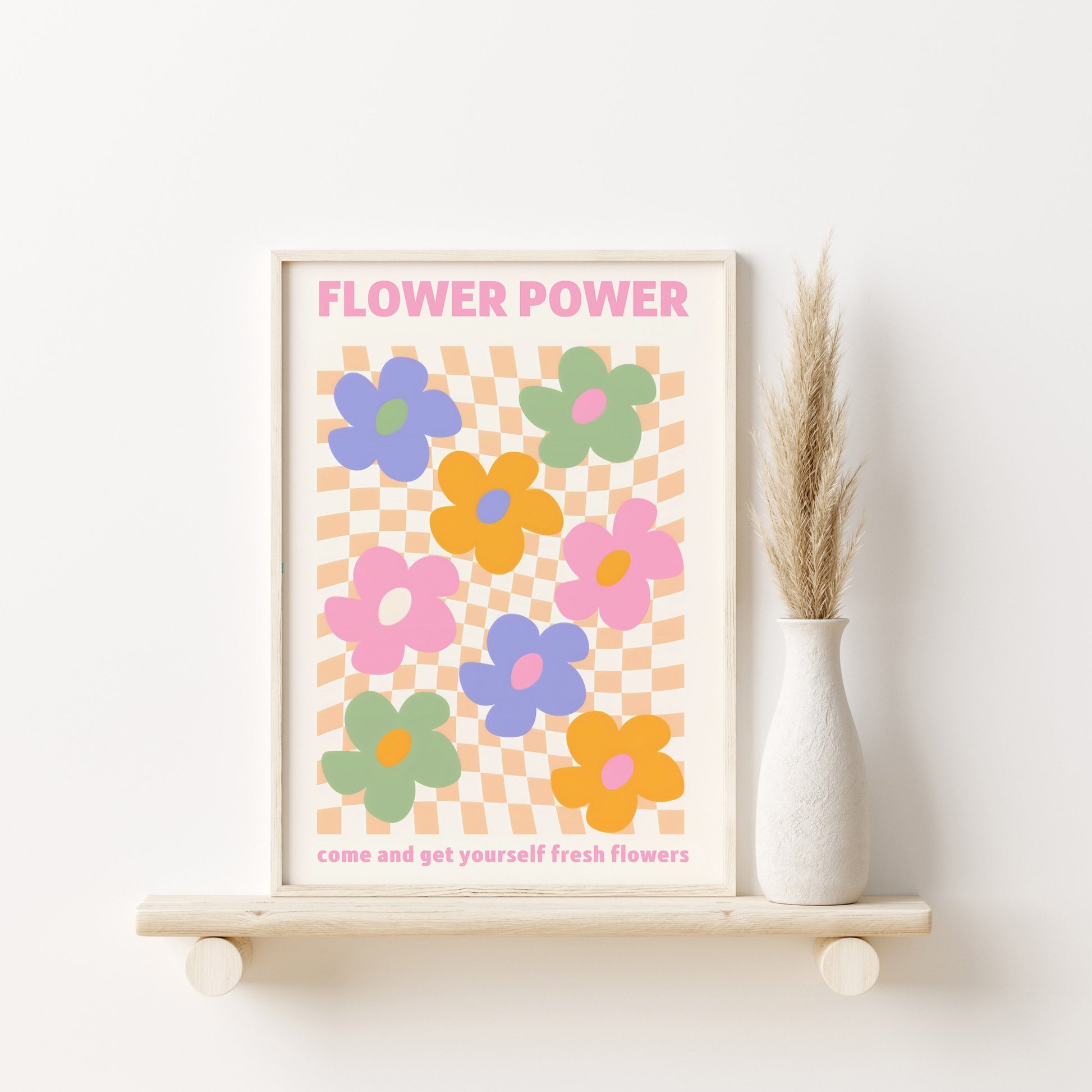 Stylisches Regaldekor mit dem Poster "Flower Power" von justgoodmood, das bunte Blumenarrangements darstellt und für eine positive Atmosphäre sorgt.