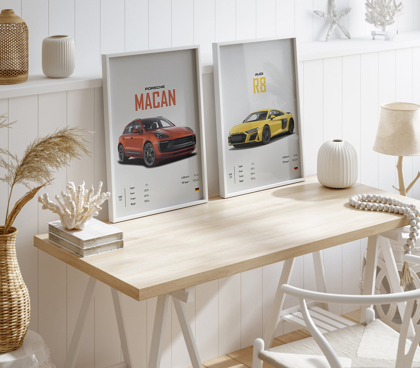Moderne Tischdekoration mit Postern von Audi R8 und Porsche Macan, dekorativer Look von justgoodmood, ideal für Auto-Fans.