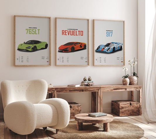Moderner Raum mit Holzregal und bequemer Couch, über denen die Poster von McLaren 765LT, Lamborghini Revuelto und Porsche 917 hängen. Ein tolles Geschenk von justgoodmood.