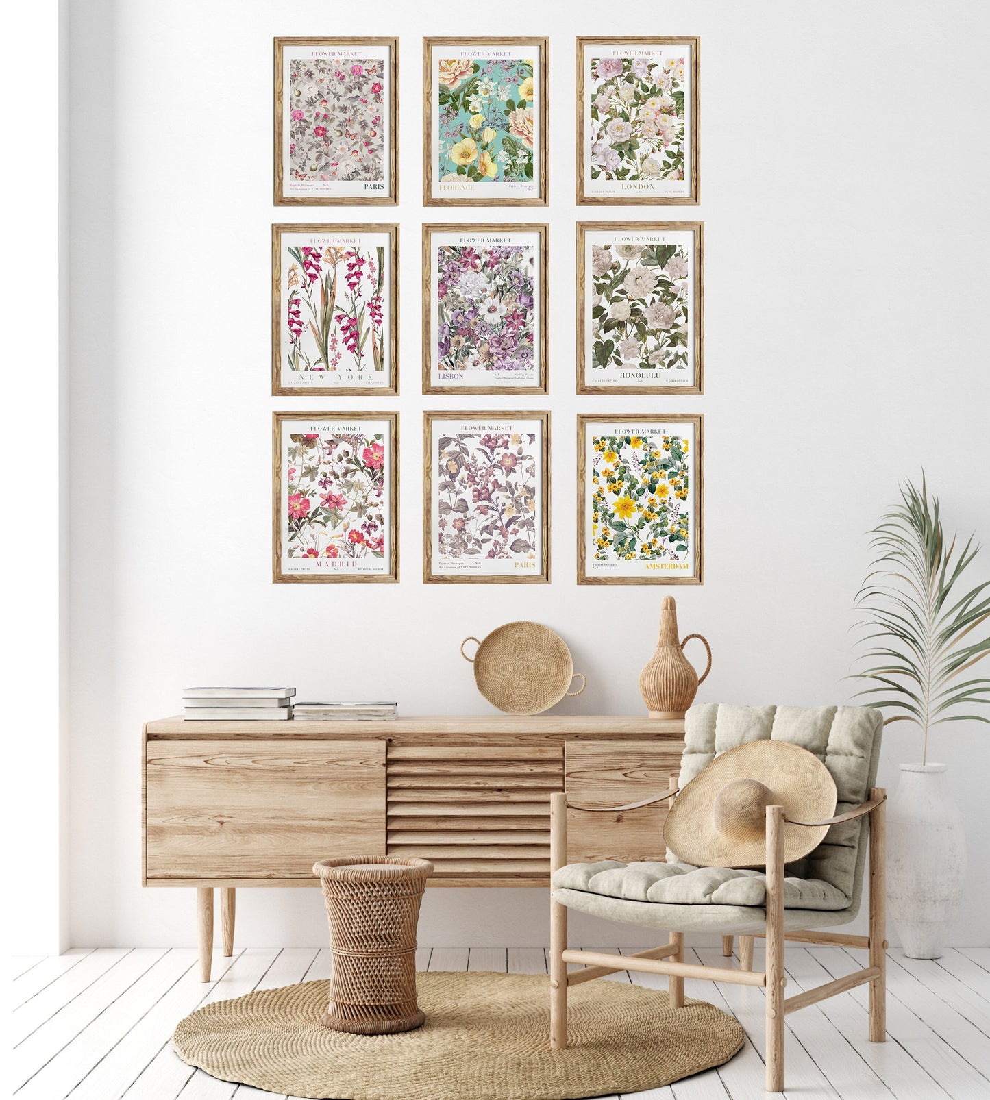 Wunderschöne Wandkunst Poster "Flower Market Blumen V2" von justgoodmood, stilvoll präsentiert in einem modernen Wohnraum mit verschiedenen botanischen Motiven in eleganten Rahmen, perfekt zur Verschönerung von Wohnzimmer oder Küche.
