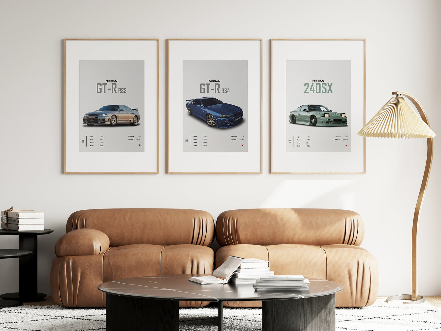 Heller Wohnraum mit drei beeindruckenden NISSAN Postern: GT-R R33, R34 und 240SX. Stilvolle Präsentation für Autoliebhaber. Poster Sportwagen NISSAN GT-R SX Klassiker Legenden I Geschenk für ihn I Wohnzimmmer & Büro I Wand Deko I Print ohne Rahmen von justgoodmood.